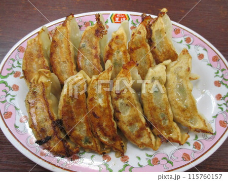 人気中華料理チェーン「 餃子の王将」の美味しそうな餃子 115760157