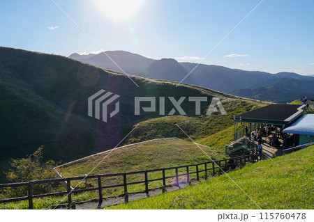 静岡県 伊東市 秋 伊豆・大室山山頂の風景 静岡県 伊東市 秋 伊豆・大室山山頂の風景 115760478