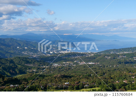 静岡県　伊東市　秋　伊豆・大室山山頂の風景　伊東温泉方面 115760684