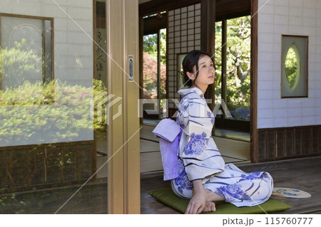浴衣を着た若い女性のポートレート 浴衣を着た若い女性のポートレート 115760777