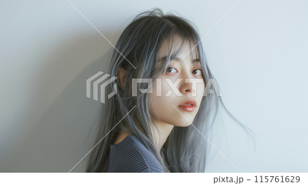 銀髪の若いファッションモデルの女性 115761629