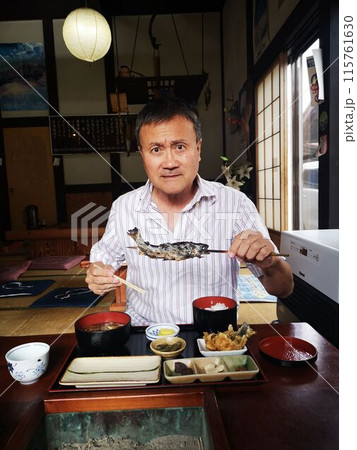 古民家レストランで岩魚の串焼きをたべる 115761630