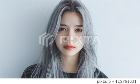 銀髪の若いファッションモデルの女性 115761631