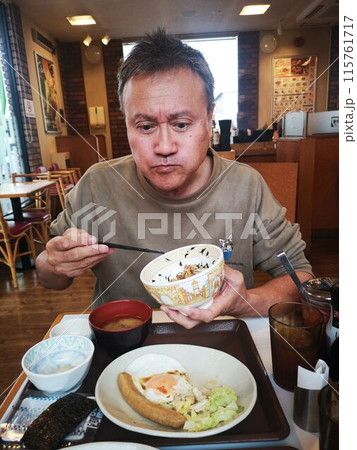 ファーストフードの牛丼 ファーストフードの牛丼 115761717