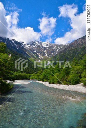 春　上高地　梓川　穂高連峰 115762093