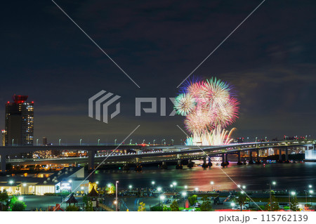 東京湾で上がる花火 東京湾で上がる花火 115762139
