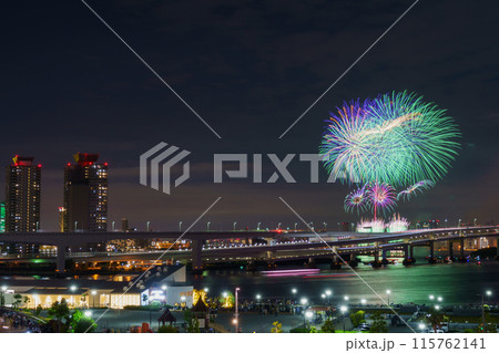東京湾で上がる花火 東京湾で上がる花火 115762141
