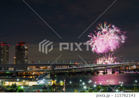 東京湾で上がる花火 東京湾で上がる花火 115762143