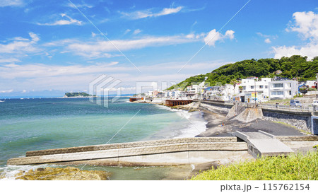 美しい海岸（七里ガ浜・稲村ケ崎・腰越）沿いの風景（富士山が見える初夏） 115762154