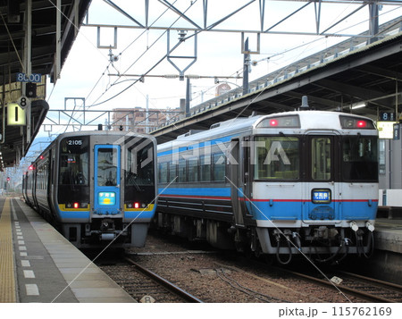 地上駅時代の松山駅で並ぶ2000系宇和海とキハ185系普通列車 115762169