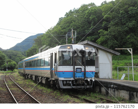 伊予上灘駅に停車するキハ185系普通列車 伊予上灘駅に停車するキハ185系普通列車 115762170