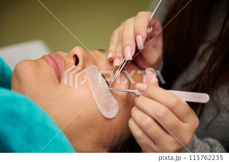 Professional eyelash extension application in beauty salon Professional eyelash extension application in beauty salon 115762235