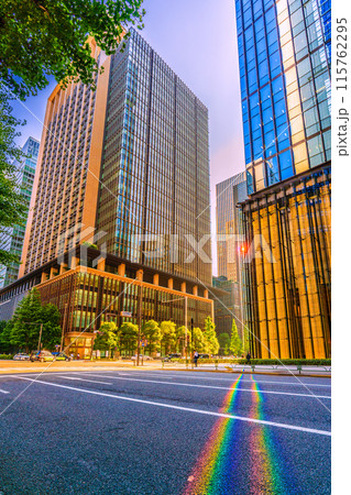 日本の東京都市景観 虹が「大手町駅前」交差点前の歩道に… 115762295