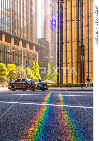 日本の東京都市景観 虹が「大手町駅前」交差点前の歩道に… 日本の東京都市景観 虹が「大手町駅前」交差点前の歩道に… 115762297