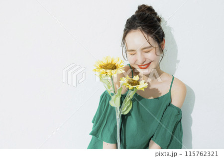 ひまわりを持った女性 115762321