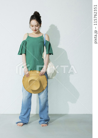 旅行に出かける女性 旅行に出かける女性 115762351