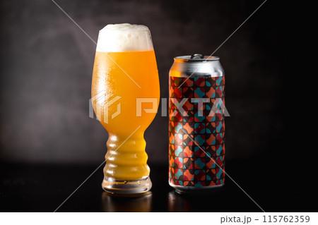 アメリカンクラフトビールのイメージ　IPAグラスで楽しむヘイジーIPA 115762359
