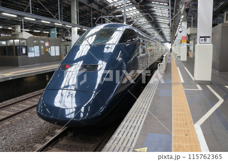出発を待つ 現美新幹線:GENBI SHINKANSEN 出発を待つ 現美新幹線:GENBI SHINKANSEN 115762365