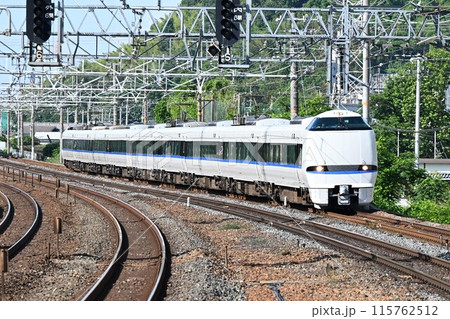 複々線東海道本線　島本駅を通過する 　特急サンダーバード 115762512
