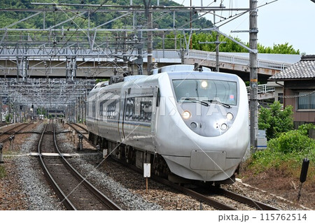 複々線東海道本線　島本駅を通過する 　特急サンダーバード 115762514