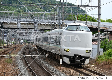 複々線東海道本線　島本駅を通過する 　特急くろしお 115762515