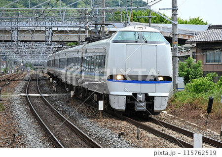 複々線東海道本線　島本駅を通過する 　特急サンダーバード 115762519