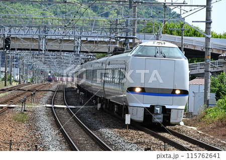 複々線東海道本線　島本駅を通過する 　特急サンダーバード 115762641
