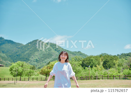 公園で遊ぶ笑顔の女性 健康 屋外 フレッシュ 公園で遊ぶ笑顔の女性 健康 屋外 フレッシュ 115762657
