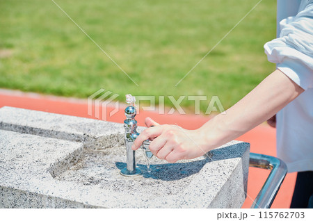 公園の蛇口　女性の手　水　夏 115762703
