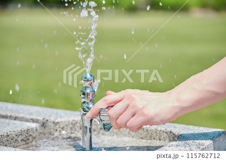 公園の蛇口 女性の手 水 夏 公園の蛇口 女性の手 水 夏 115762712