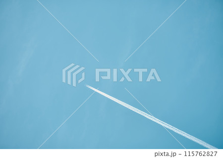 青い空に飛行機雲 115762827