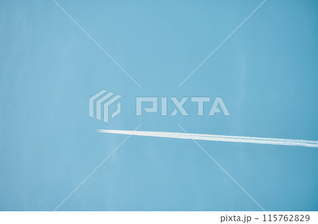 青い空に飛行機雲 青い空に飛行機雲 115762829