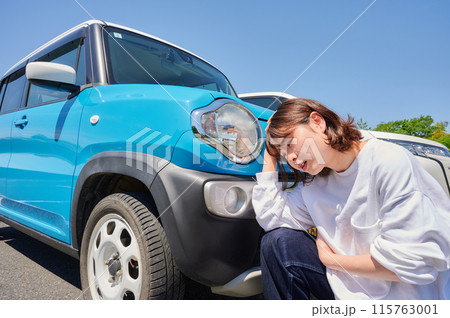 車の前で頭を抱える女性 パンク トラブル 車の前で頭を抱える女性 パンク トラブル 115763001