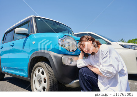 車の前で頭を抱える女性 パンク トラブル 車の前で頭を抱える女性 パンク トラブル 115763003