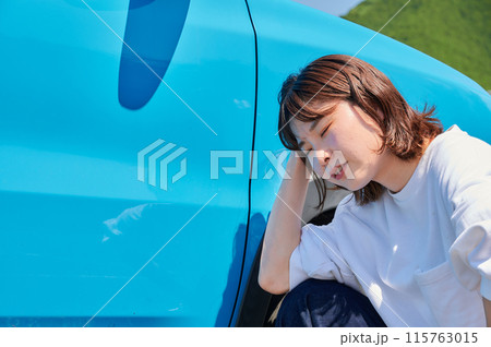 車の前で頭を抱える女性　パンク　トラブル 115763015