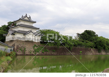 新発田城址公園から見た新発田城 三階櫓　《新潟》 115763036
