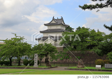 新発田城址公園から見た新発田城 三階櫓　《新潟》 115763066