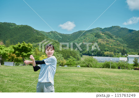 公園で運動する女性　スポーツウェア　健康 115763249
