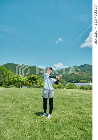 公園で運動する女性　スポーツウェア　健康 115763257