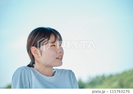 公園で運動する女性　スポーツウェア　健康 115763270