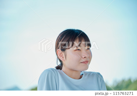 公園で運動する女性　スポーツウェア　健康 115763271