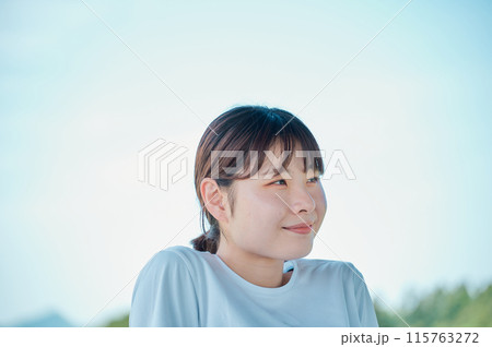 公園で運動する女性　スポーツウェア　健康 115763272