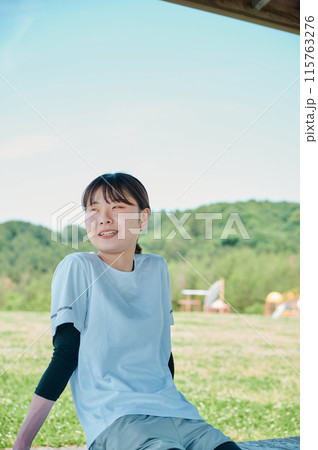 公園で運動する女性　スポーツウェア　健康 115763276