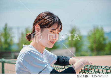 公園で運動する女性　スポーツウェア　健康 115763297