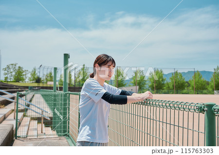 公園で運動する女性 スポーツウェア 健康 公園で運動する女性 スポーツウェア 健康 115763303
