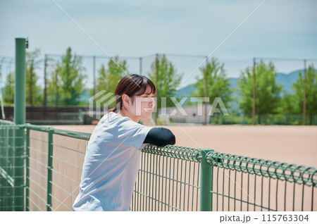 公園で運動する女性　スポーツウェア　健康 115763304