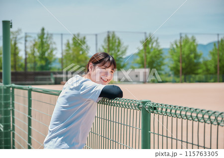 公園で運動する女性 スポーツウェア 健康 公園で運動する女性 スポーツウェア 健康 115763305