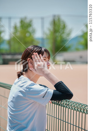 公園で運動する女性 スポーツウェア 健康 公園で運動する女性 スポーツウェア 健康 115763310
