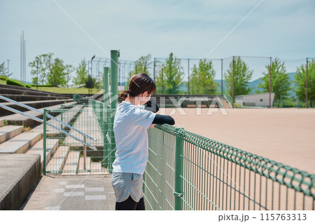 公園で運動する女性　スポーツウェア　健康 115763313
