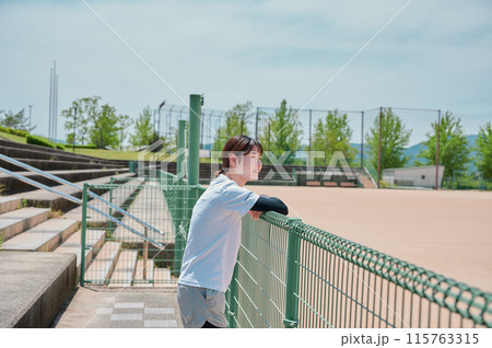 公園で運動する女性 スポーツウェア 健康 公園で運動する女性 スポーツウェア 健康 115763315